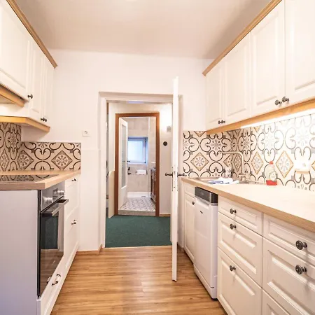 Katzerhaus ابينسي